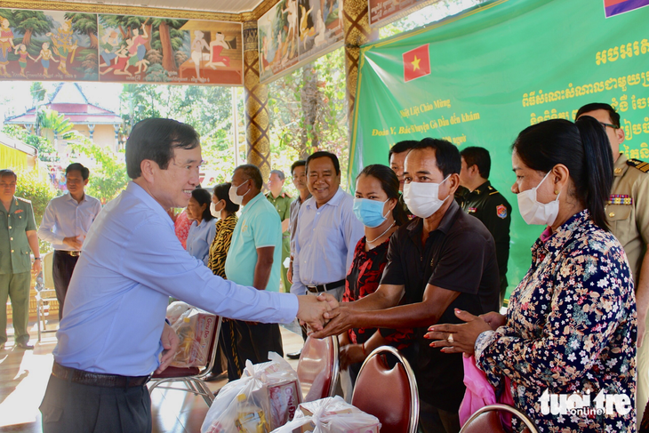 Tặng quà, khám phát thuốc cho người dân Campuchia - Ảnh 2.
