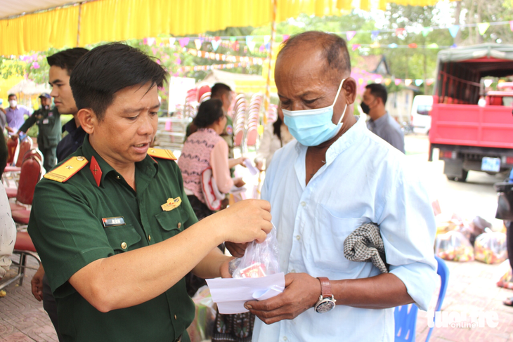 Tặng quà, khám phát thuốc cho người dân Campuchia - Ảnh 3.