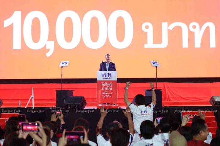 Pheu Thai hứa tặng 300 USD cho mỗi người dân nếu thắng cử - Ảnh 1.