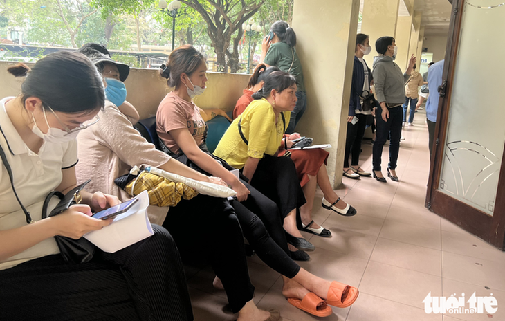 Người dân ngồi chờ cấp phiếu lý lịch tư pháp tại Hà Nội hồi năm 2023 - Ảnh: DANH TRỌNG