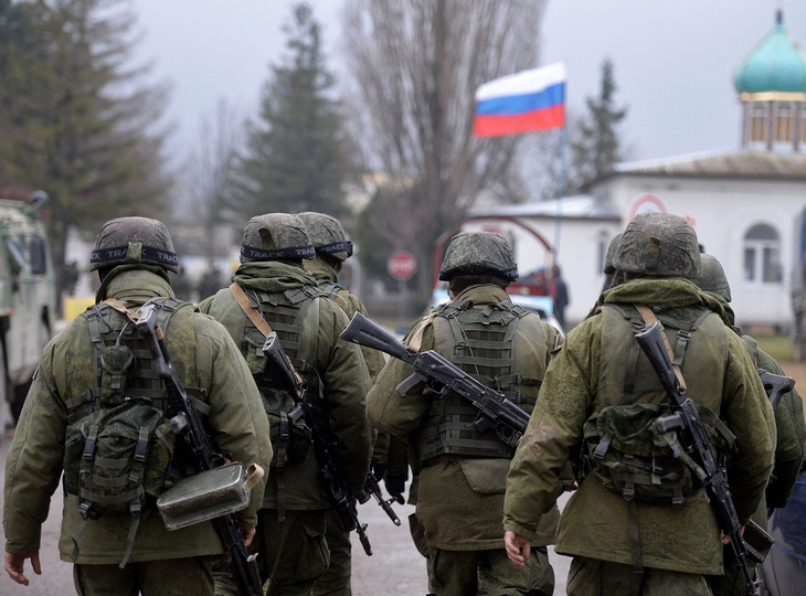 Ukraine cho Nga lựa chọn rời khỏi Crimea trong hòa bình - Ảnh 1.