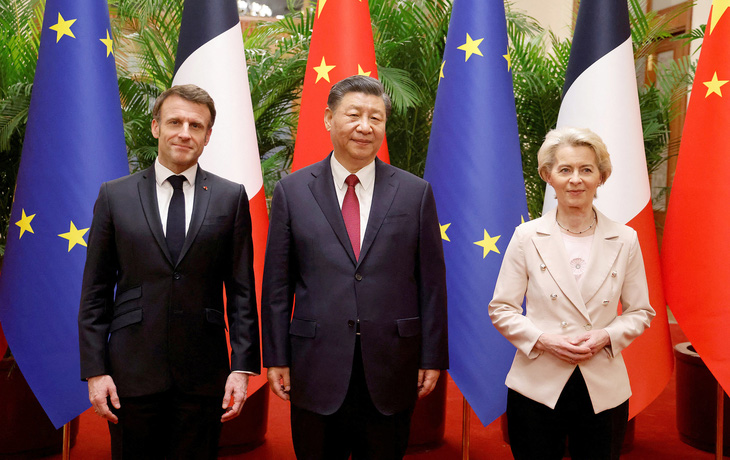 Chủ tịch Trung Quốc Tập Cận Bình (giữa), Tổng thống Pháp Emmanuel Macron (trái) và Chủ tịch Ủy ban châu Âu Ursula von der Leyen gặp nhau tại Bắc Kinh (Trung Quốc) vào ngày 6-4 - Ảnh: Reuters