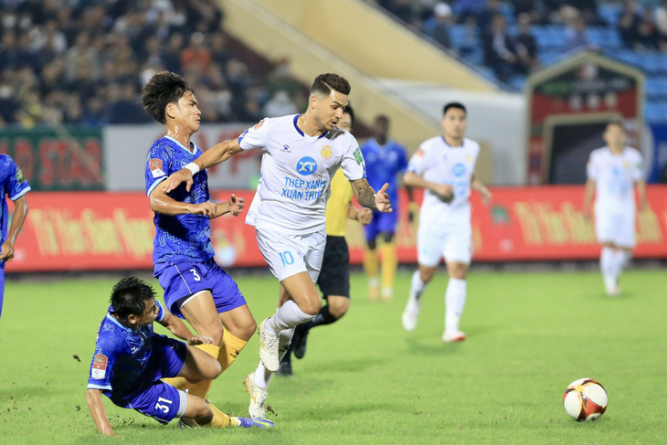 Gỡ hòa phút 90+7, Nam Định tạm dẫn đầu V-League 2023 - Ảnh 3.