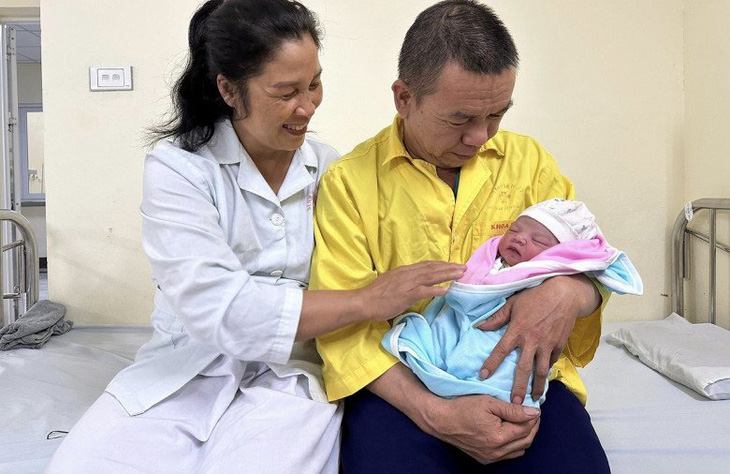 Gia đình vui mừng khi đón em bé chào đời - Ảnh: BVCC