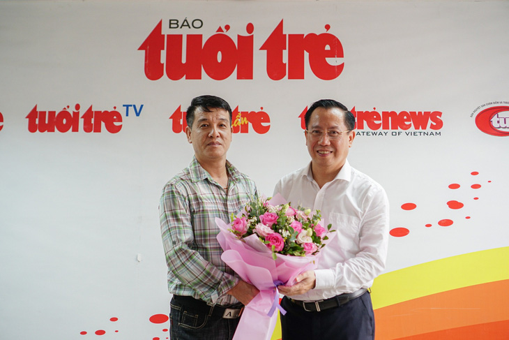 PGS.TS Nguyễn Anh Tuấn (phải) - chủ nhiệm khoa Phẫu thuật ống tiêu hóa Bệnh viện 108 - Ảnh: NGUYỄN HIỀN