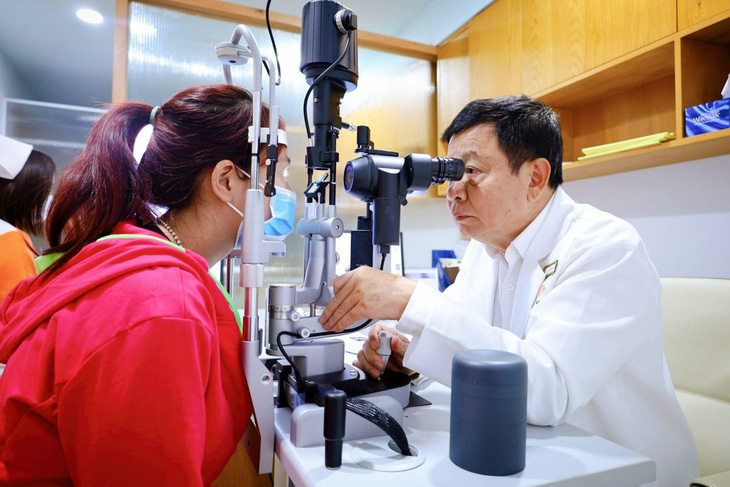Bác sĩ Thái Thành Nam khám mắt tại Trung tâm Mắt Việt - Ảnh tư liệu