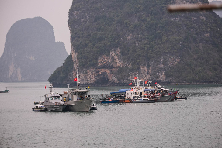 Trực thăng chao đảo, phát nổ khi rơi xuống biển - Ảnh 5.