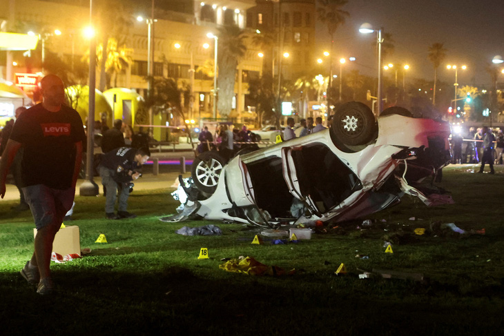 Hiện trường vụ đâm xe ở Tel Aviv ngày 7-4 - Ảnh: REUTERS