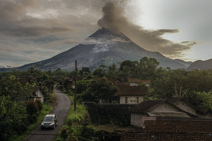 Núi lửa Merapi tại Indonesia, một trong những núi lửa hoạt động nhiều nhất thế giới, phun trào trở lại hôm 7-4, trong bức ảnh chụp ở ngôi làng Tunggularum ở đảo Java. Ảnh: AFP