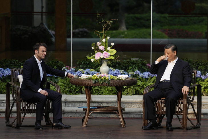 Tổng thống Pháp Emmanuel Macron (trái) uống trà cùng Chủ tịch Trung Quốc Tập Cận Bình ngày 7-4 - Ảnh: AFP