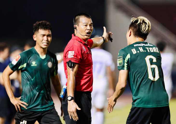 Trọng tài gây tranh cãi khi công nhận bàn thắng của CLB Hà Nội - Ảnh 1.