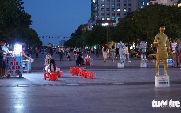 Xin tiền đểu, "chặt chém" lộng hành ở phố đi bộ Nguyễn Huệ: Dẹp ngay cho dân nhờ