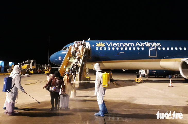 Hành khách trong chuyến bay giải cứu từ Philippines về Việt Nam tháng 3-2020 - Ảnh: KHƯƠNG XUÂN