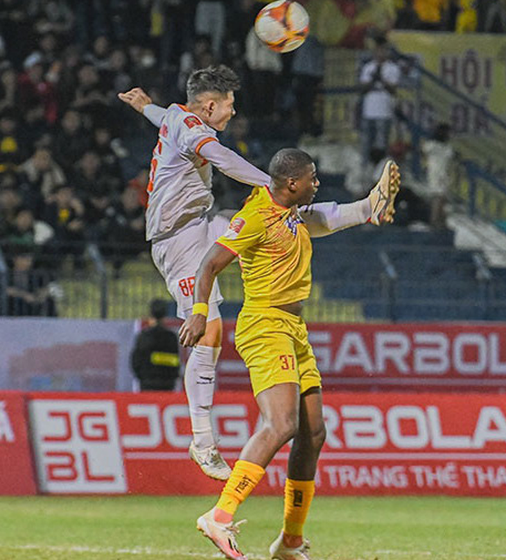 Tiền đạo Bruno (áo vàng), tác giả bàn thắng vào lưới CLB Bình Định mang về cho Thanh Hóa 3 điểm quý giá - Ảnh: VPF