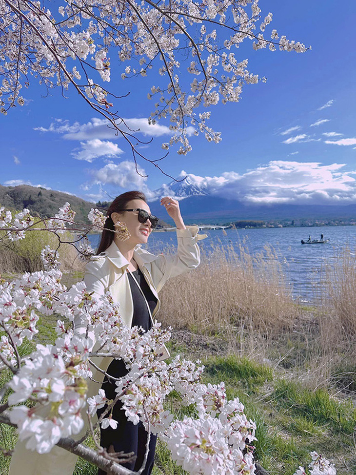 Diễn viên Phương Oanh thích thú khi được ngắm hoa anh đào dưới chân núi ở Nhật Bản.