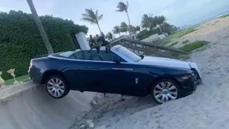 Rolls-Royce cắm đầu xuống đất, tài xế 66 tuổi nói không nhớ gì - Ảnh 1.