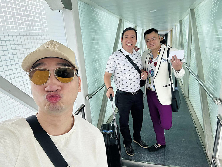 MC Thành Trung bất ngờ khi tình cờ gặp diễn viên Quang Thắng và Tự Long trên cùng một chuyến bay.
