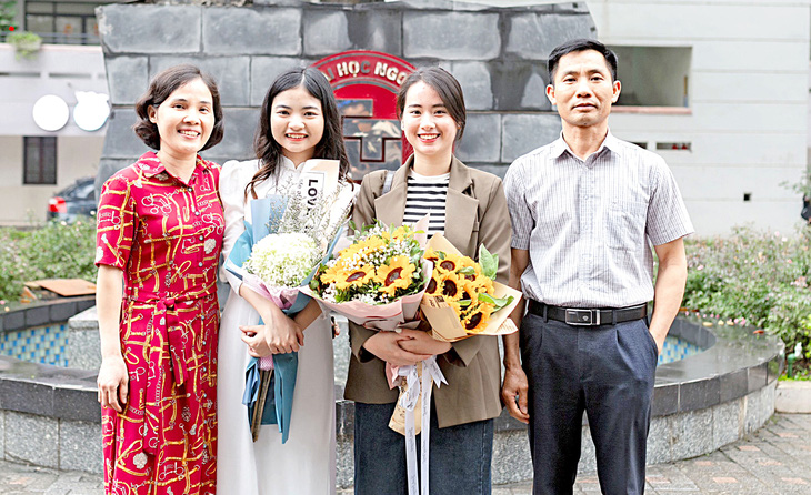 Trần Thị Thu Hiền (thứ hai từ trái sang) cùng gia đình trong ngày tốt nghiệp - Ảnh: NVCC