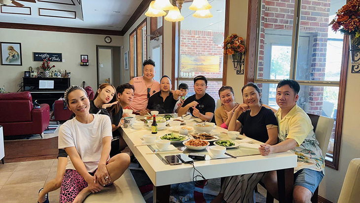 Vợ chồng Trường Giang – Nhã Phương (thứ hai và ba từ trái qua) cùng mọi người tụ tập ăn uống tại gia đình của ca sĩ Hồng Ngọc tại Mỹ.