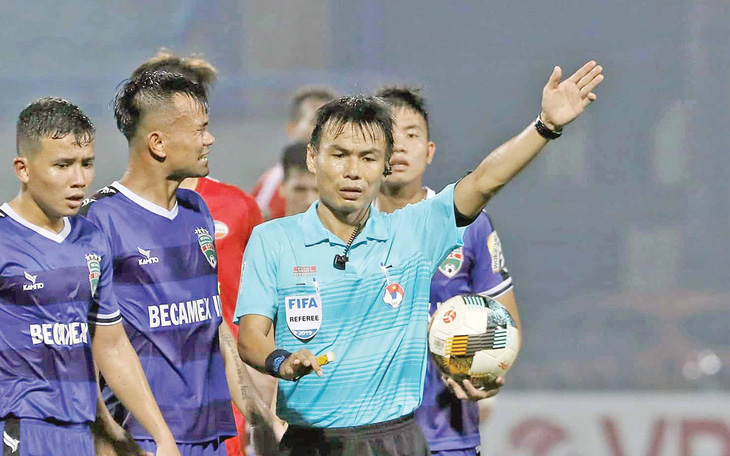 Trọng tài Trương Hồng Vũ gây bức xúc khi "bẻ còi" hủy bàn thắng của Bình Dương vào lưới Viettel tại V-League 2019 - Ảnh: NAM KHÁNH