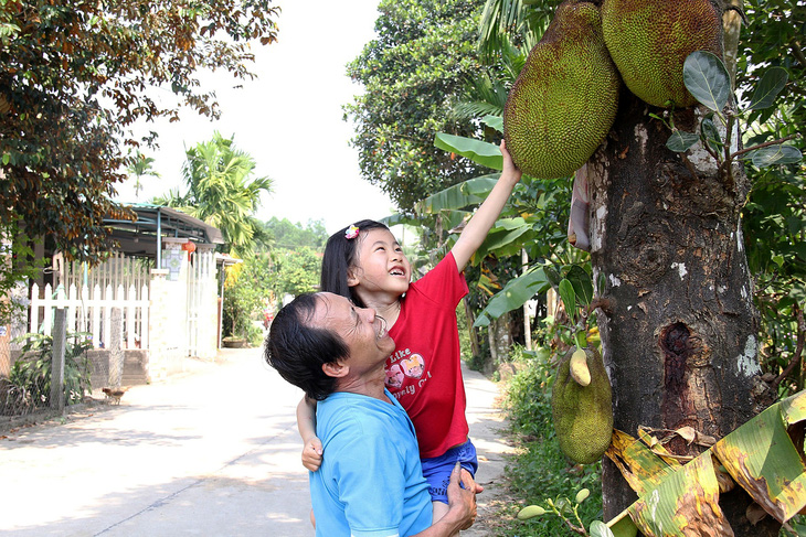 Ông ngoại và Kỳ Tích vui vẻ bên nhau