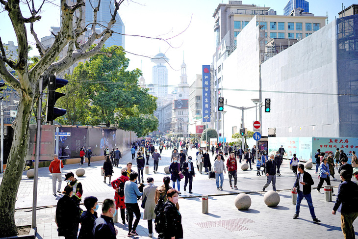 Sự phục hồi của Trung Quốc là động lực tăng trưởng của châu Á. Trong ảnh: quang cảnh tấp nập của khu phố mua sắm chính ở Thượng Hải ngày 14-3 - Ảnh: REUTERS