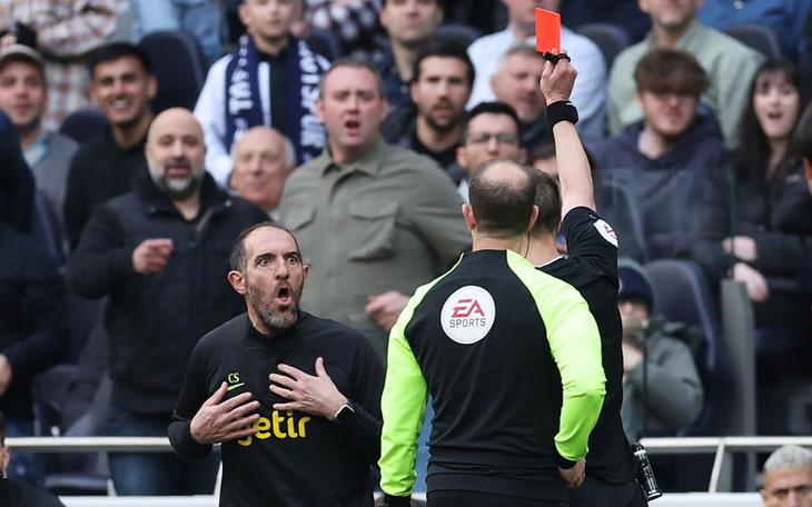 Tình huống khiến cả hai HLV Tottenham và Brighton cùng bị đuổi