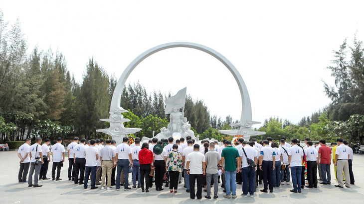 Tặng sách về phòng chống tham nhũng của Tổng bí thư Nguyễn Phú Trọng cho Vùng 4 hải quân - Ảnh 3.