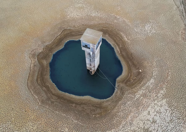 Hồ chứa nước phía sau đập Chiba của tỉnh Nabeul, Tunisia đã cạn khô và nứt nẻ khi quốc gia này đang trong đợt hạn hán nghiêm trọng. Hình chụp ngày 1-4 năm nay - Ảnh: REUTERS