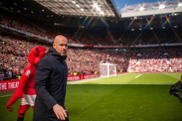 CĐV Man Utd đòi HLV Erik ten Hag tự phạt mình vì ra sân muộn - Ảnh: Getty Images