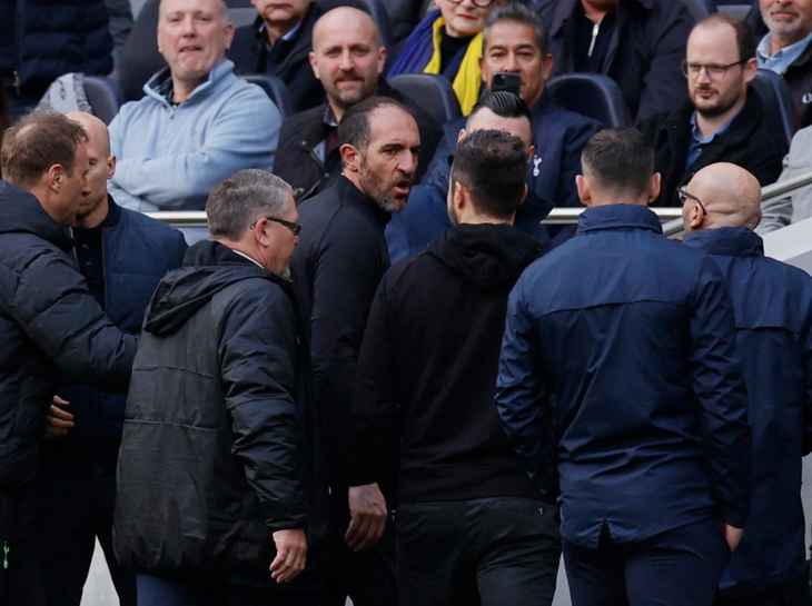 Roberto De Zerbi và Cristian Stellini tiếp tục đôi co khi rời sân - Ảnh: REUTERS