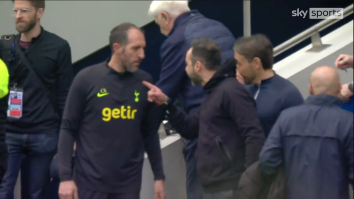HLV Roberto De Zerbi của Brighton được nhìn thấy đã chỉ tay vào Cristian Stellini khi nói chuyện - Ảnh: Cắt Clip