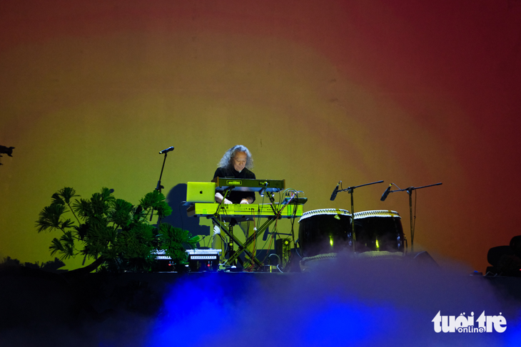 Kitaro biểu diễn trong đêm nhạc Chân trời rực rỡ của Hà Anh Tuấn.