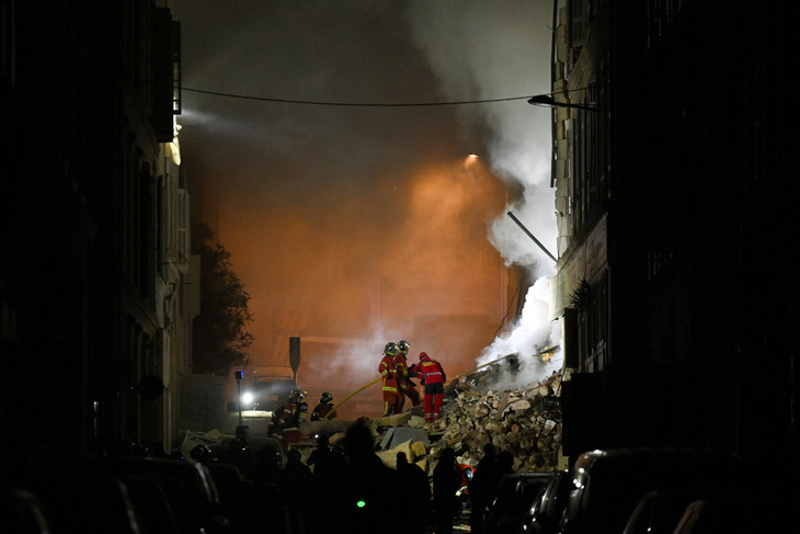 Chung cư bốn tầng phát nổ giữa đêm, chôn vùi nhiều người Pháp - Ảnh 1.