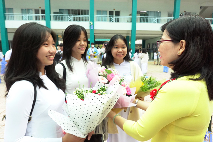 Học sinh Trường THPT Tân Phong, quận 7, TP.HCM tặng hoa chúc mừng cô giáo nhân Ngày Nhà giáo Việt Nam 20-11-2022 - Ảnh: NHƯ HÙNG