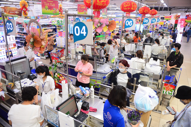 Đề xuất giảm 2% thuế VAT để kích sức mua. Trong ảnh: Người dân tính tiền mua hàng hóa tại siêu thị ở quận 1, TP.HCM - Ảnh: Q.ĐỊNH