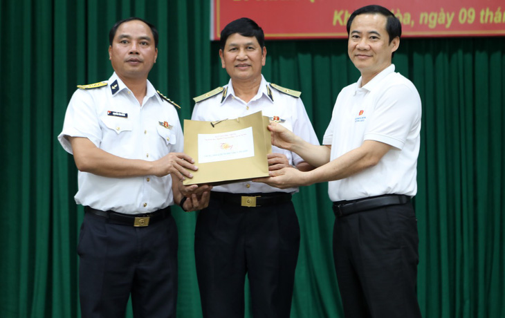 Tặng sách về phòng chống tham nhũng của Tổng bí thư Nguyễn Phú Trọng cho Vùng 4 hải quân - Ảnh 1.