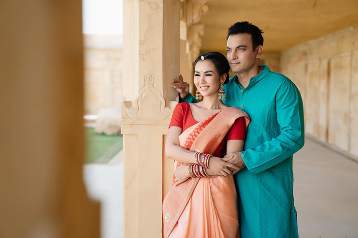 Ca sĩ Võ Hạ Trâm diện trang phục truyền thống sánh vai bên chồng ở Ấn Độ.