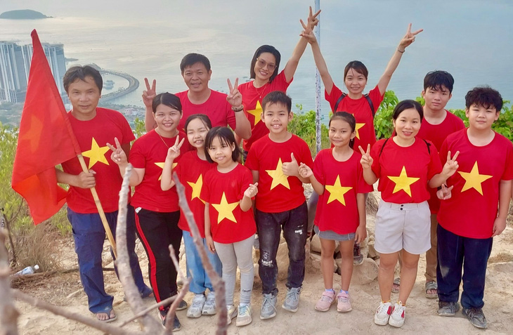Việc chào cờ nhân ngày 30-4 tại ngọn núi xinh đẹp của TP Nha Trang là trải nghiệm khó quên với các bạn học sinh - Ảnh: THỤC NGHI