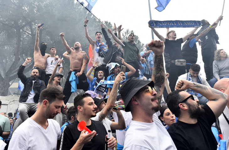 Napoli ăn mừng chức vô địch Serie A dù... chưa chính thức - Ảnh 1.