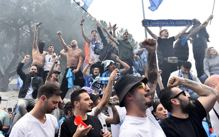 Napoli ăn mừng chức vô địch Serie A dù... chưa chính thức