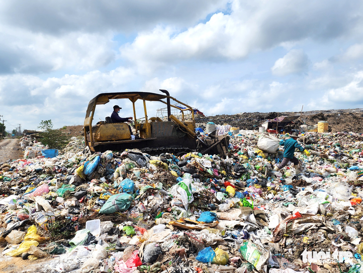 Bãi rác Tân Lập rộng 15ha, bãi rác lớn nhất tỉnh Tiền Giang mỗi ngày nhận 500 tấn rác nhưng chỉ có thể xử lý 180 tấn - Ảnh: HOÀI THƯƠNG