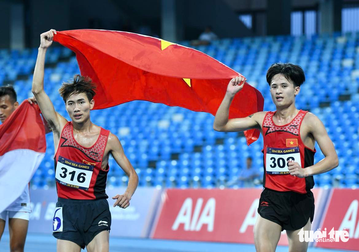 Nguyễn Trung Cường (phải) và Lê Tiến Long đã lần lượt giành HCV, HCB ở 3.000m vượt chướng ngại vật nam - Ảnh: NAM TRẦN