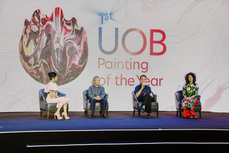 Họa sĩ Trần Lương (thứ hai từ phải qua) đang chia sẻ về cuộc thi UOB tại lễ phát động cuộc thi, ngồi giữa bên cạnh là họa sĩ Lương Xuân Đoàn - Ảnh: BTC