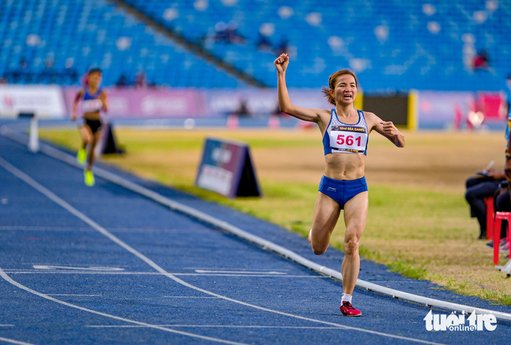 Với thời gian 10 phút 34 giây 37, Nguyễn Thị Oanh giành huy chương vàng thứ hai trong ngày, chỉ trong hơn 30 phút. Kỷ lục này chưa từng có VĐV nào được ghi nhận thực hiện trong một kỳ SEA Games - Ảnh: NAM TRẦN