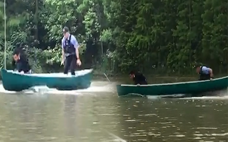 Hai thanh niên bơi thuyền độc lạ khi lỡ làm rơi mái chèo