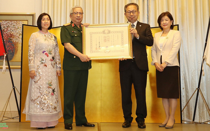 Thượng tướng Nguyễn Chí Vịnh nhận huân chương cao quý của Nhật