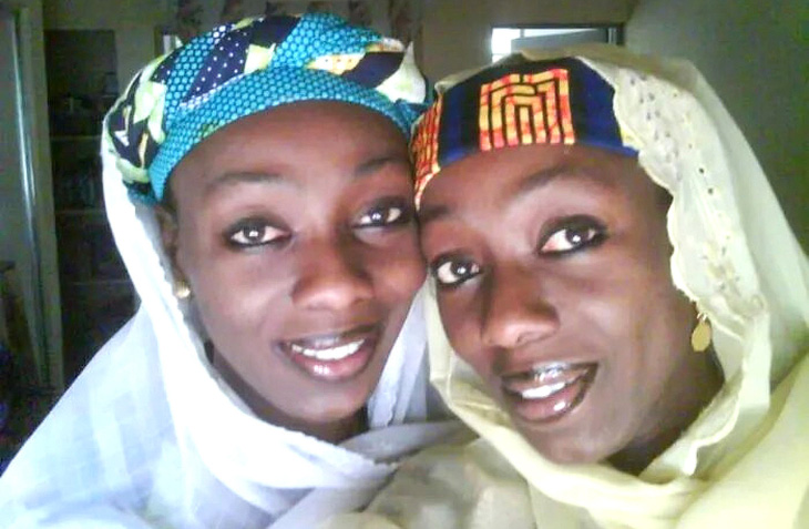 Cặp song sinh cùng trứng Ameena Hassana và Hadiza Hussaina ở Nigeria - Ảnh: Daily Trust