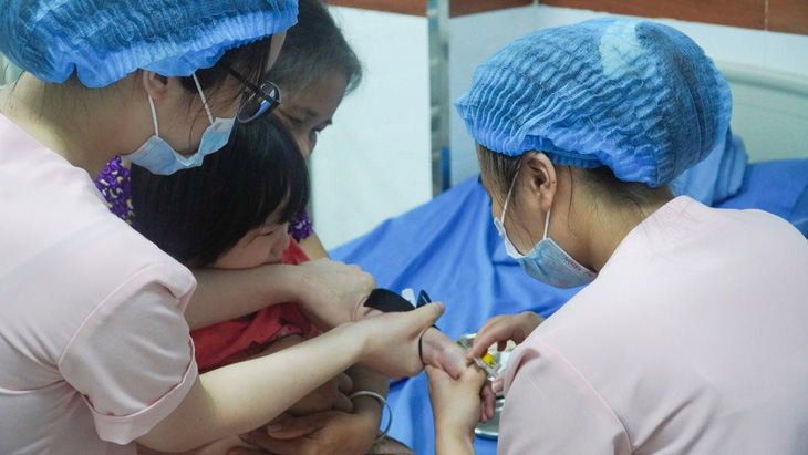 Bệnh nhi điều trị tại Bệnh viện Đa khoa Hùng Vương, Phú Thọ - Ảnh: BVCC