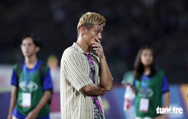 HLV Keisuke Honda đứng trầm ngâm khi các học trò hát cùng khán giả sau trận U22 Campuchia gặp UU22 Indonesia hôm 10-5 tại vòng bảng bóng đá nam SEA Games 32 - Ảnh: N.K